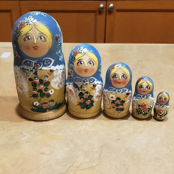Russian nesting dolls - Picture 1 of 5